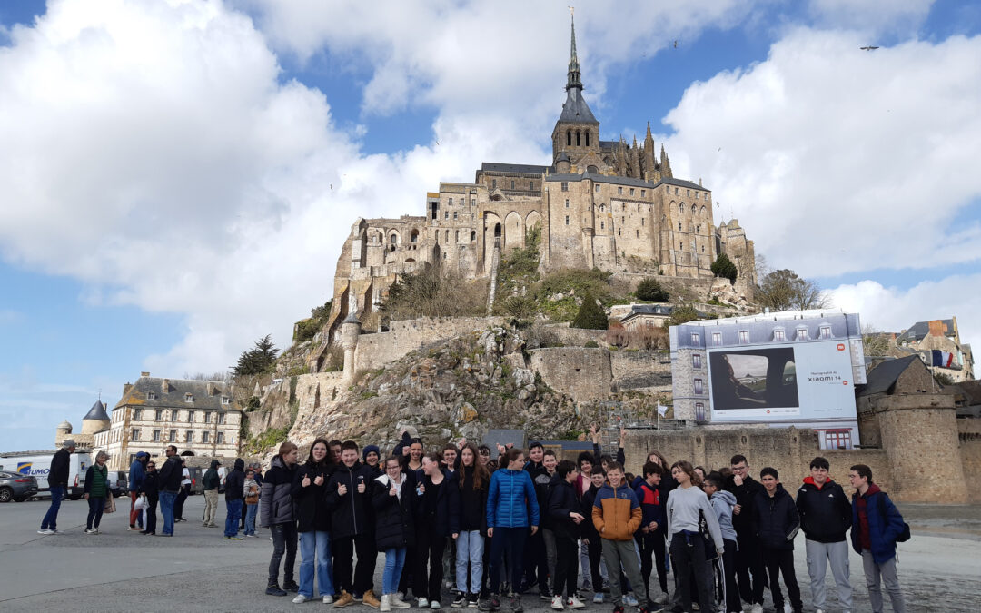 Balade au Moyen-Age. Les 5e découvrent le scriptorial d’Avranches et visitent le Mont-Saint-Michel